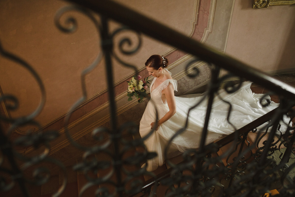 abito sposa scende scale cerimonia