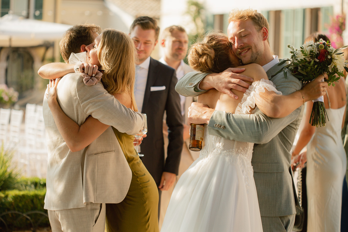 hugs wedding villa cariola