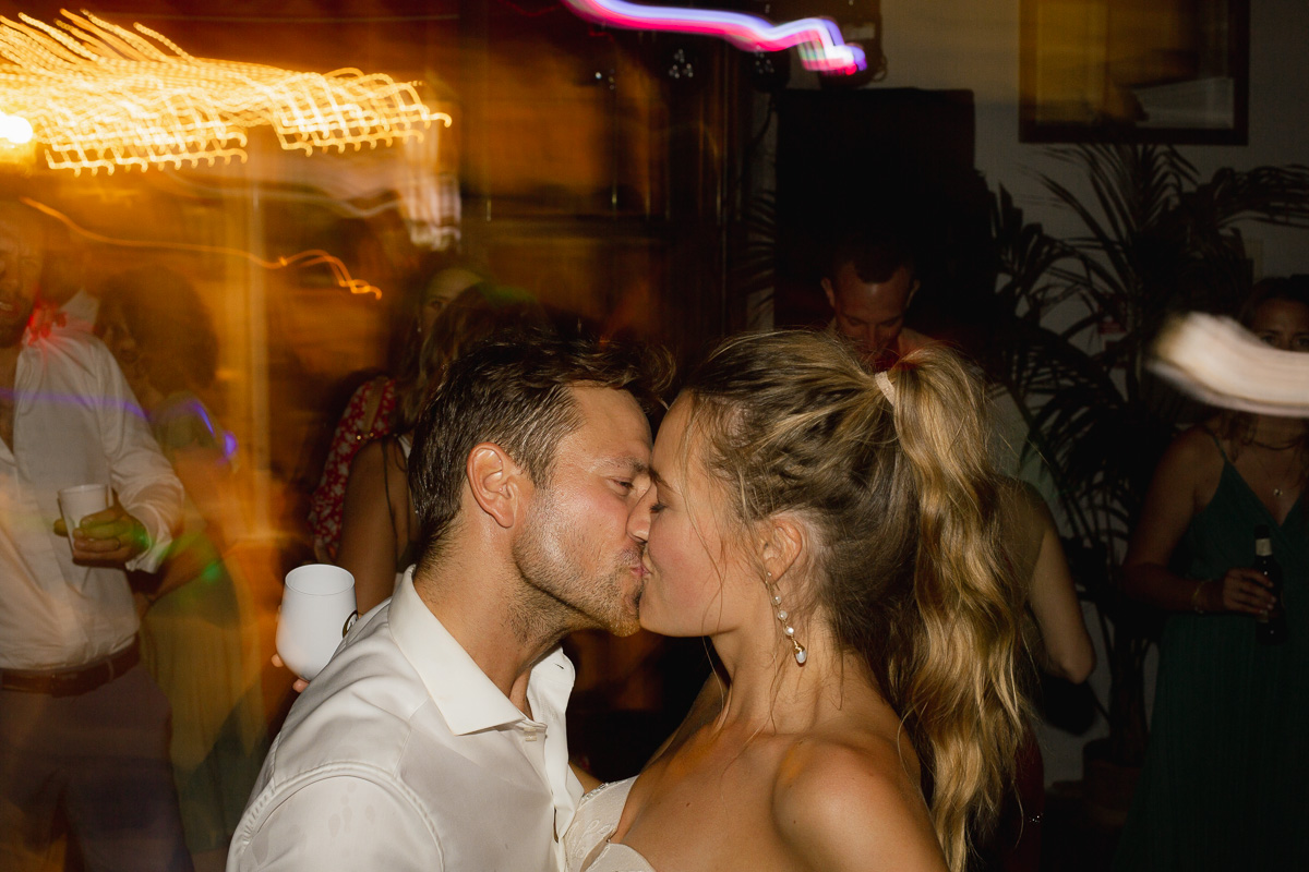 sposi bacio primo ballo festa serata matrimonio villa cariola